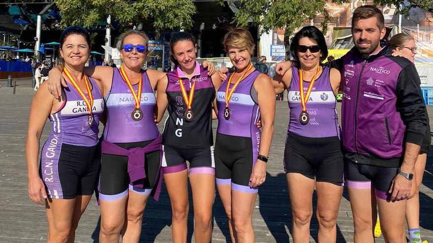 Las veteranas del RCN Gandia exhiben la medalla de bronce del Campeonato de España