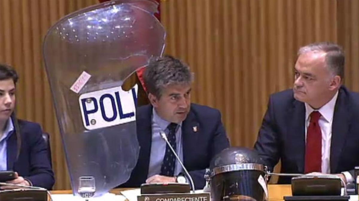 El director general de la Policia, Ignacio Cosidó, anuncia la destitució del cap dels antiavalots