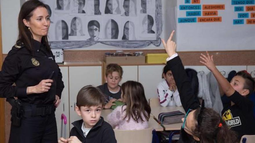 Momento de debate en el aula después de que uno de los niños cuente su experiencia «colándose» en la red y creando un perfil.