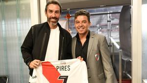 Robert Pirès y Marcelo Gallardo charlaron tras el partido de River