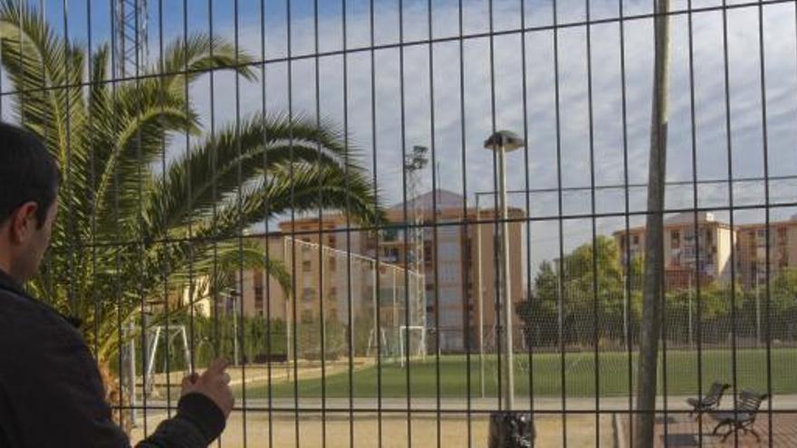 Un joven observando un campo de fútbol 7 del polideportivo de Virgen del Remedio