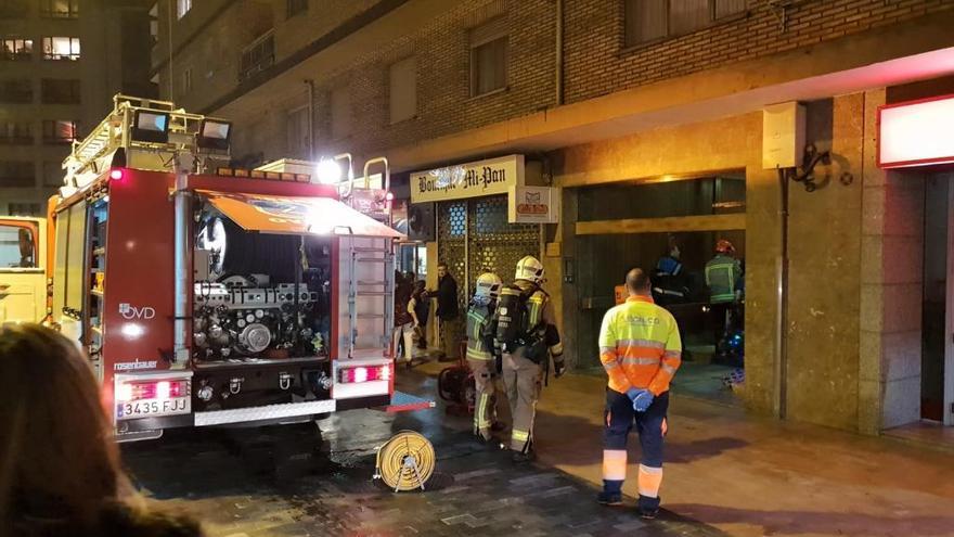 Los bomberos extinguen un incendio en un sexto piso de La Gesta, en Oviedo