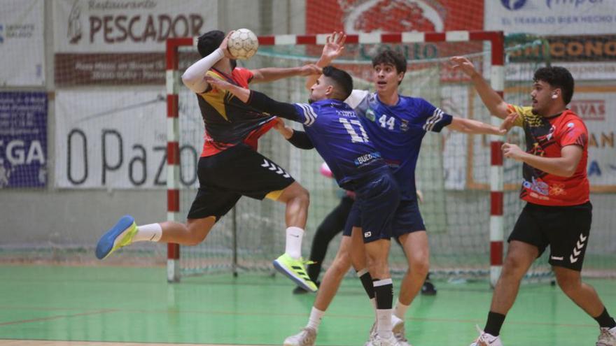 José López y Miguel tratan de frenar una acción ofensiva del Tejina. |  // S.Á.