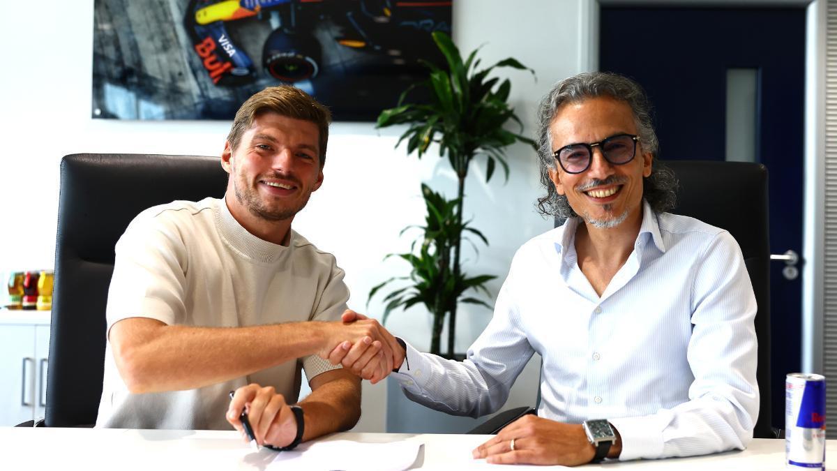 Max Verstappen y el jefe de Red Bull Laurent Mekies