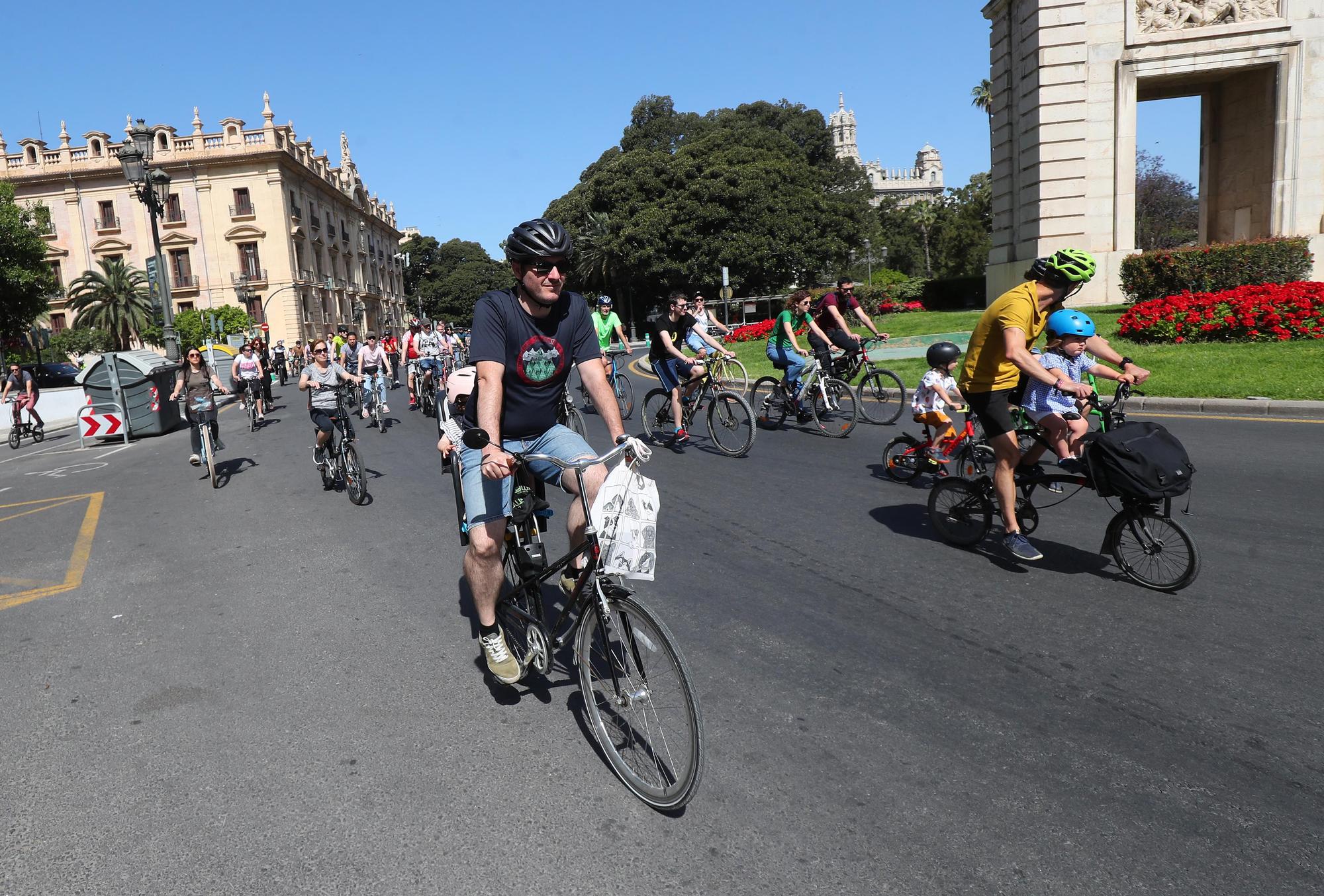 Búscate en la València Bike Parade