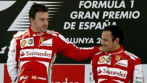 Fernando Alonso felicita a su compañero Felipe Massa en el podio de Montmeló.GRA214 MONTMELÓ (BARCELONA), 12/05/2013.- El piloto español de Ferrari Fernando Alonso (i) celebra en el podio en presencia de su compañero, el brasileño Felipe Massa, tercero, su victoria en el Gran Premio de España que se celebra en el Circuito de Catalunya en Montmelo (Barcelona). EFE/Alberto Estévez ESPAÑA AUTOMOVILISMO GP ESPAÑA