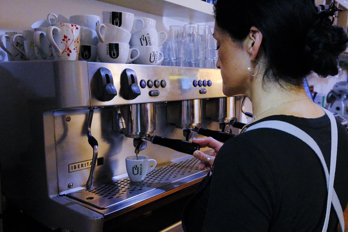 Una camarera sirve un café en un local de Las Palmas de Gran Canaria.
