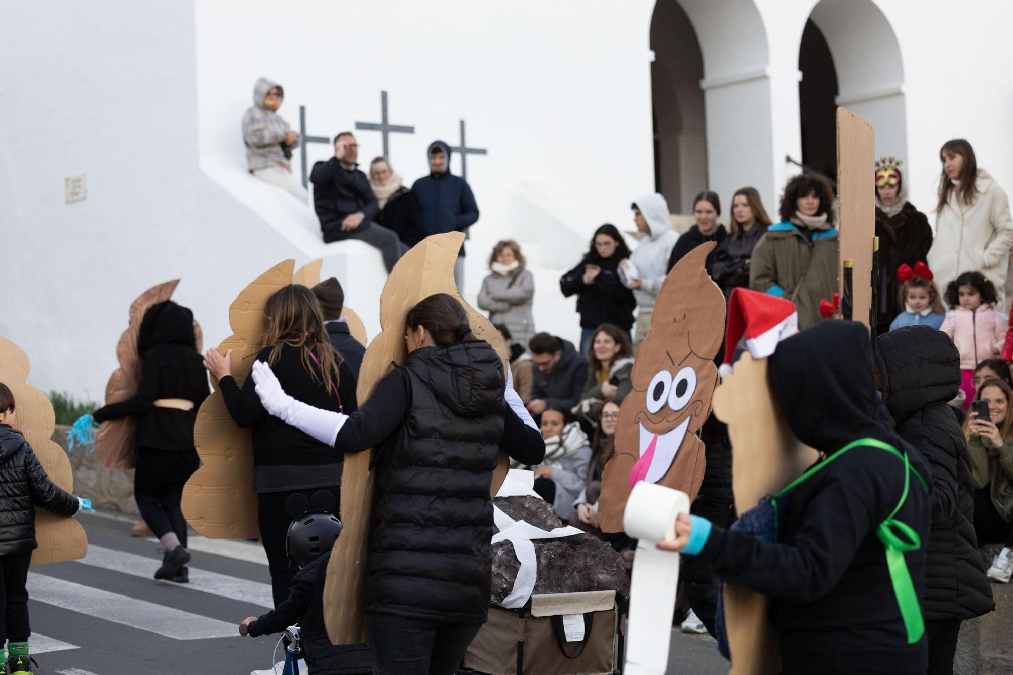 Mira aquí las imágenes de la rúa de carnaval en Sant Joan