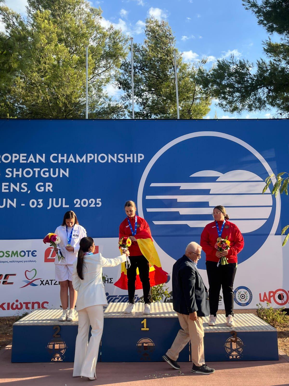 La tiradora Irene del Rey recibiendo la medalla de oro en el Campeonato de Europa sub-18.