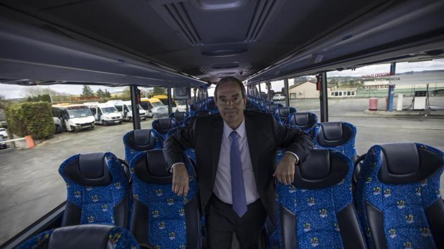 Raúl López, al passadís interior central d’un autobús de Monbus. miki lópez