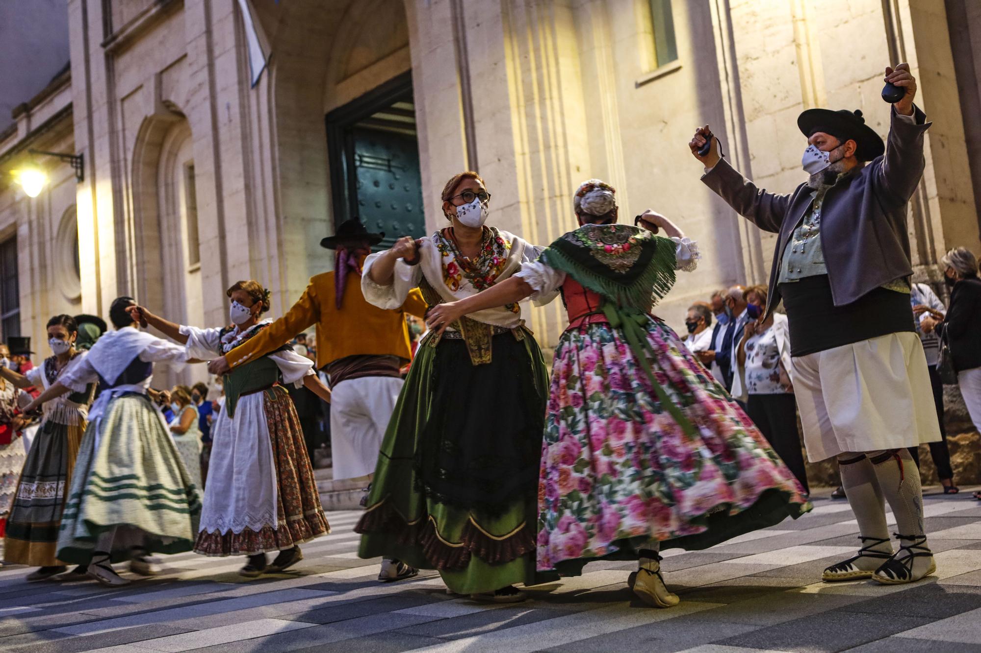 Alcoy homenajea a su patrona con flores