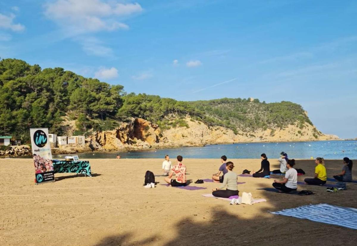 Yoga junto al mar para concienciar sobre la inclusión