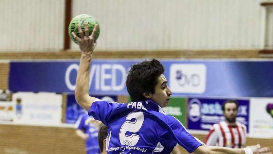 Pablo Díaz, del Cronistar de balonmano, lanza a la portería.