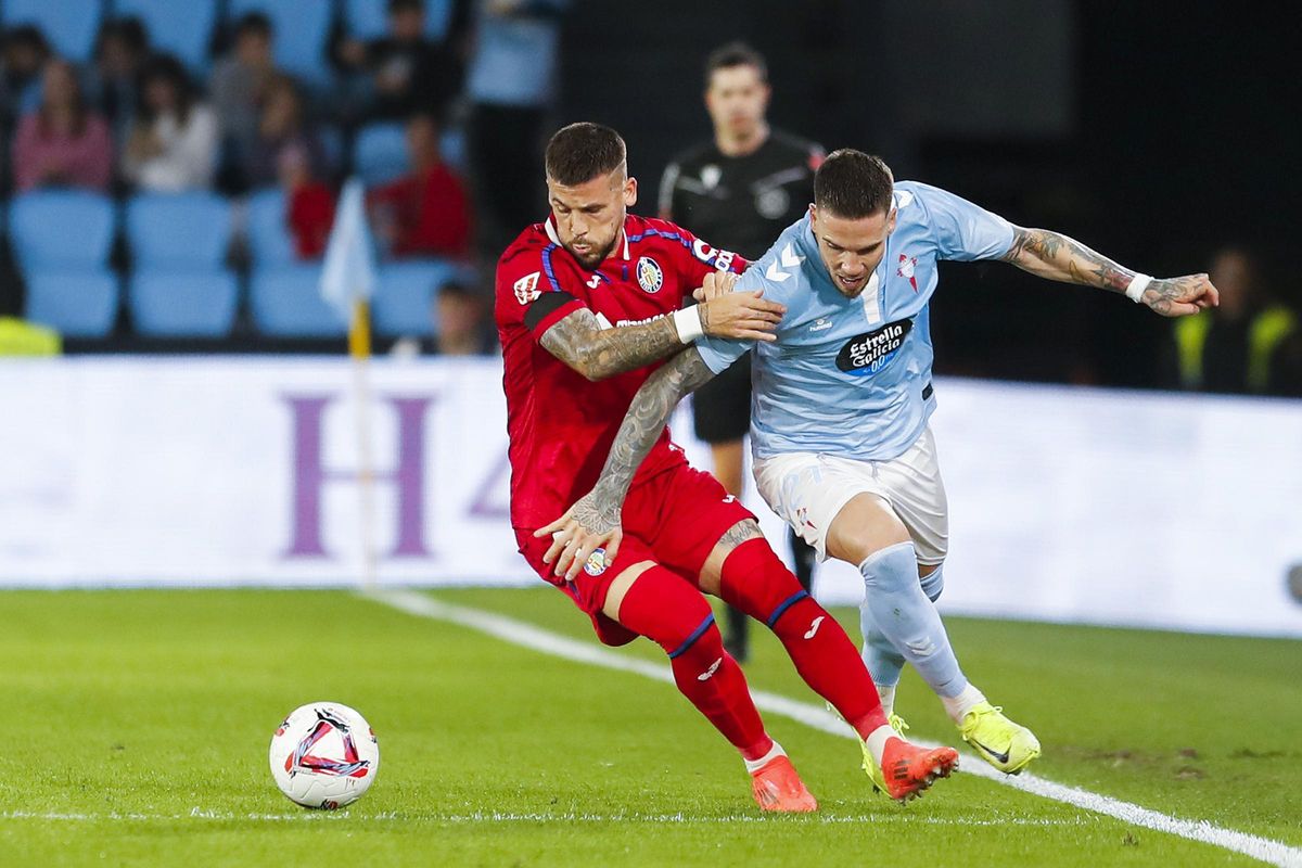Carles Pérez pelea con Ristic durante el último Celta-Getafe.
