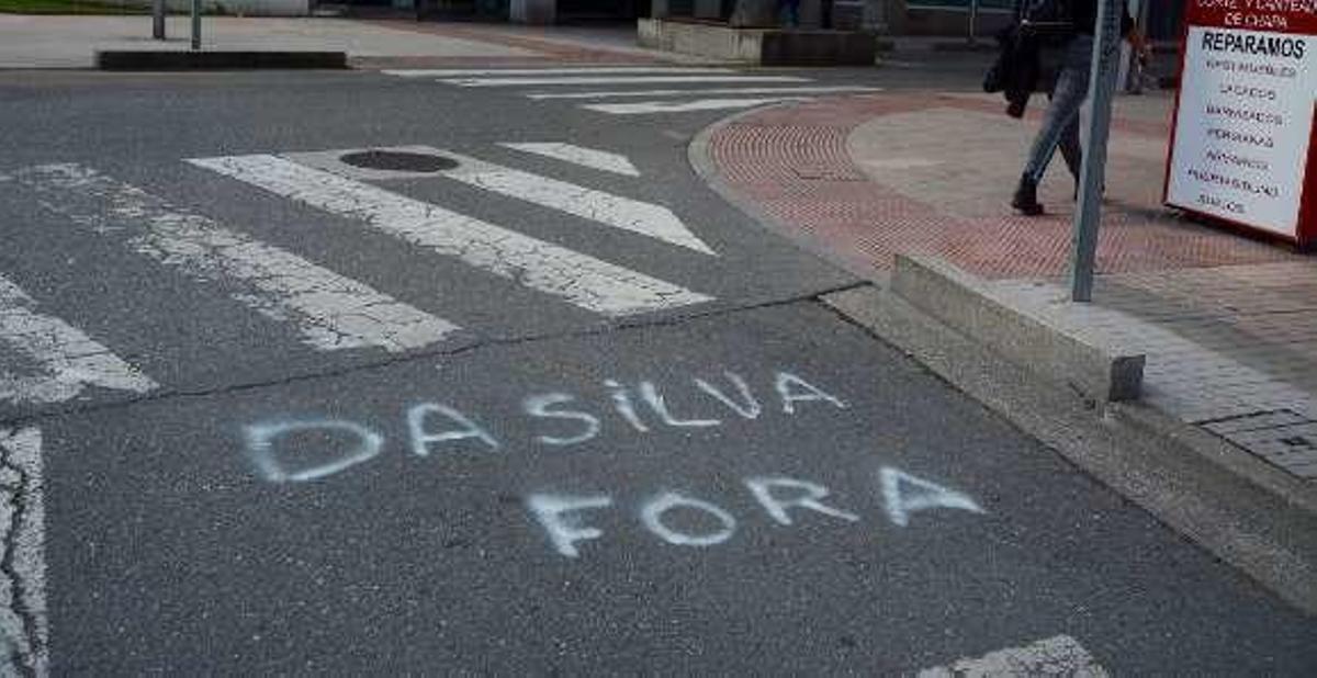Aparecen pintadas contra la concejala Carmen da Silva a las puertas de su domicilio, una de ellas con una diana