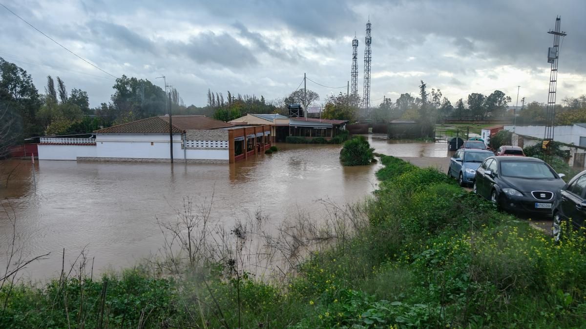 Efecto de Leonardo en Extremadura con 22 carreteras cortadas, ríos al límite y medio norte de Cáceres al rojo vivo Image