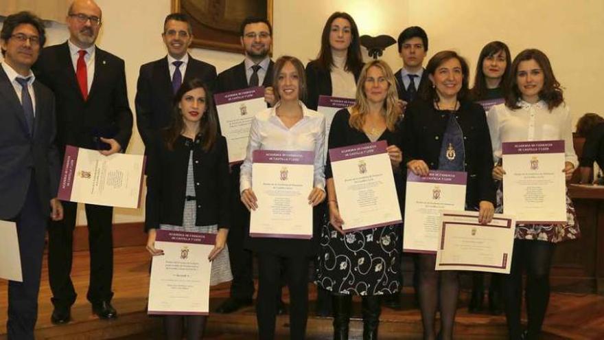 Foto de familia de todos los premiados por la Academia de Farmacia de Castilla y León en la Universidad de Salamanca.