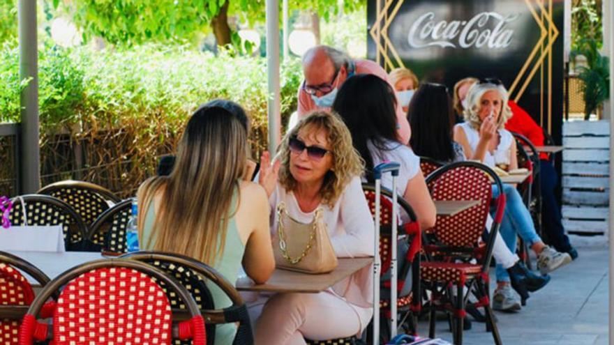 Clientes en una de las terrazas