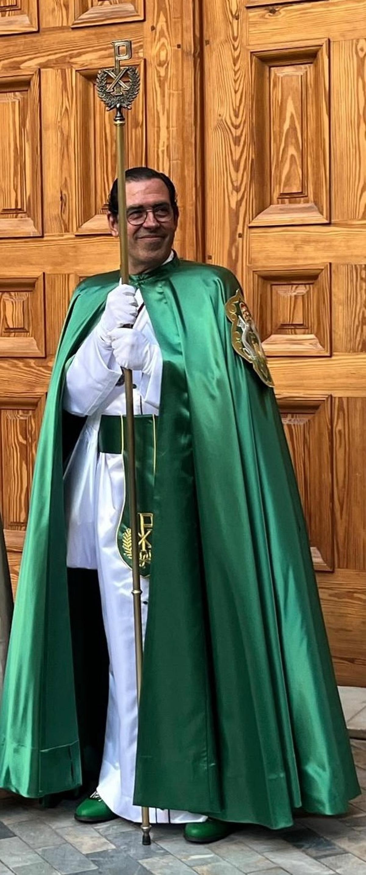 Martínez Tomé el año pasado en la ceremonia de los golpes en la puerta para inicio de la procesión del Lunes Santo de la Hermandad de El Prendimiento