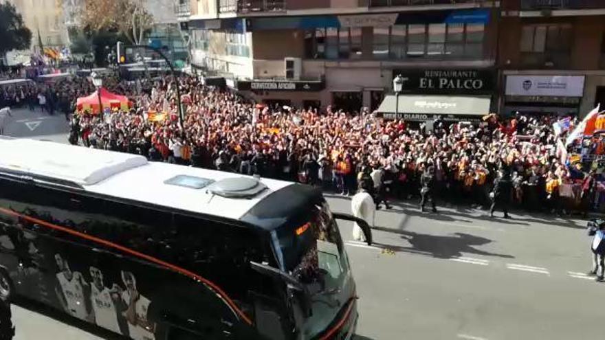 Así ha recibido la afición al autobús del Valencia CF