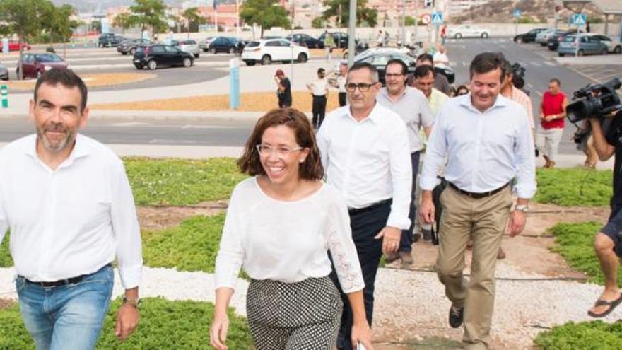 Los regidores de La Unión, Fuente Álamo y Cartagena, fueron a ver el Santa Lucía afectado por las llamas.