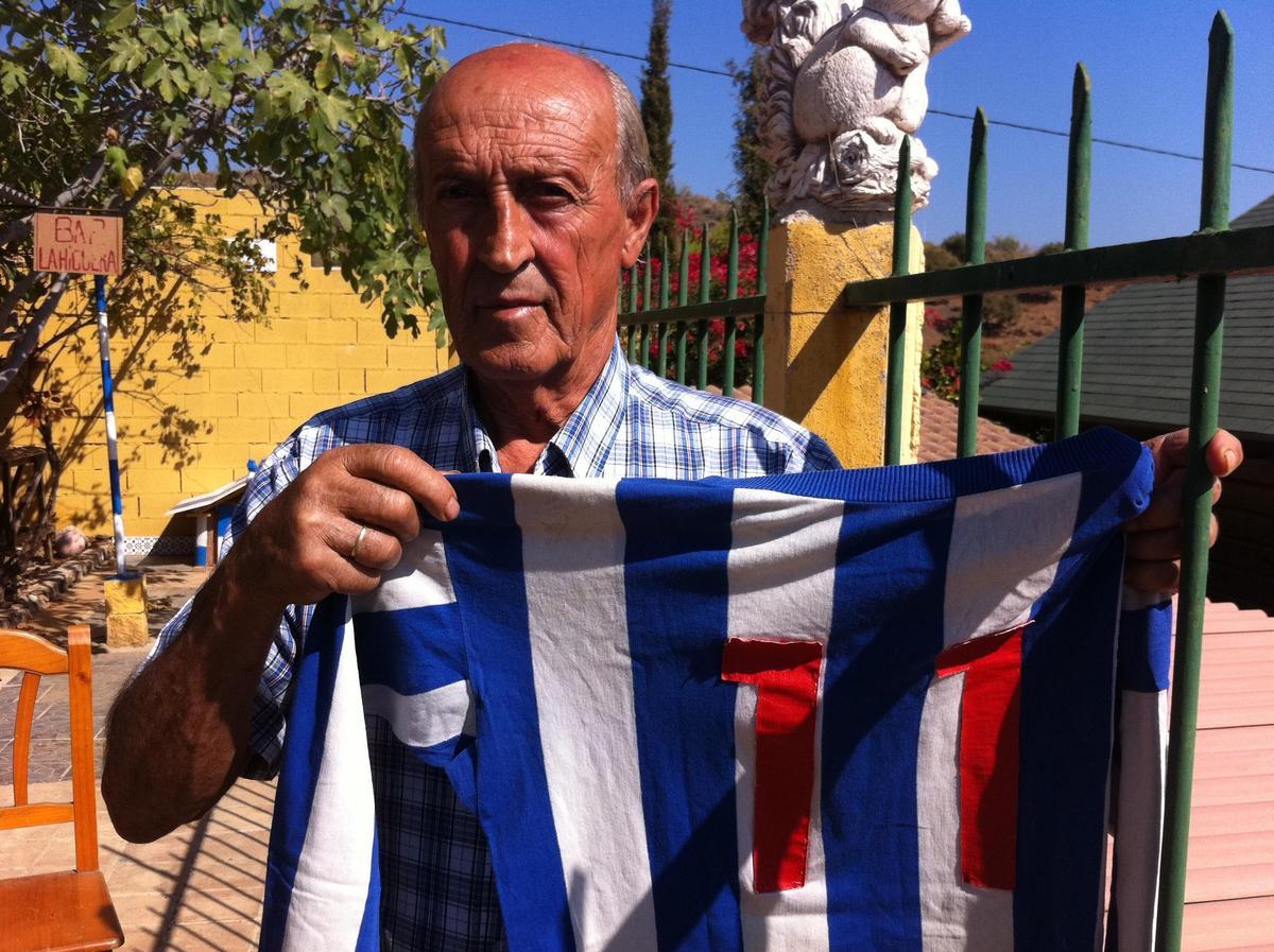 Bernardo Narváez "Bernardi" muestra su camiseta con el número 11.
