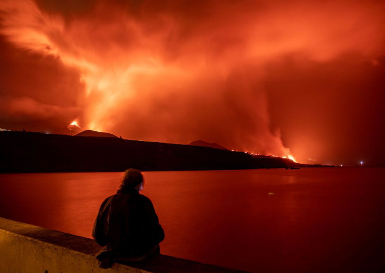Una persona observa el avance de la lava de noche desde Tazacorte.  | | KIKE RINCÓN / E. P.