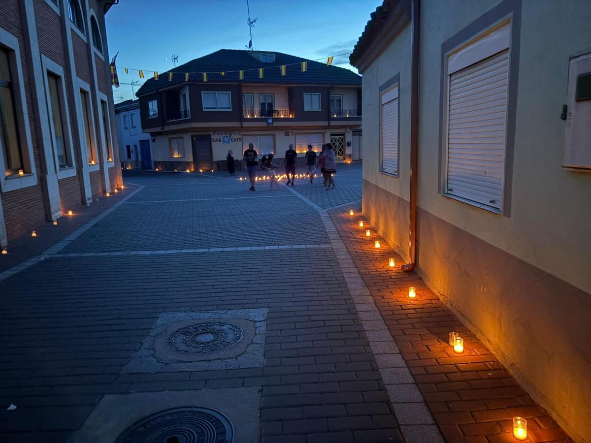 Recorrido de la procesión de Santa Colomba de las Monjas, decorado con velas.