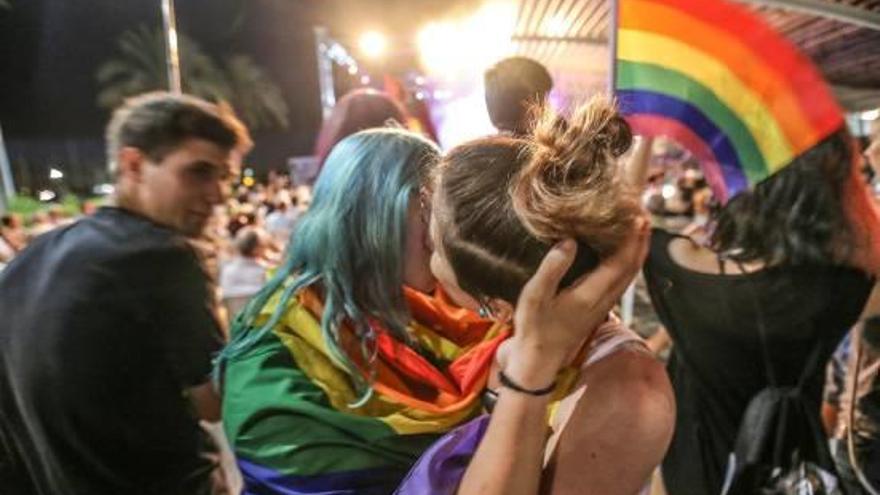 Una pareja se besa durante la celebración del Orgullo Gay en Torrevieja, que reunió a miles de personas para luchar contra la LGTBIfobia.
