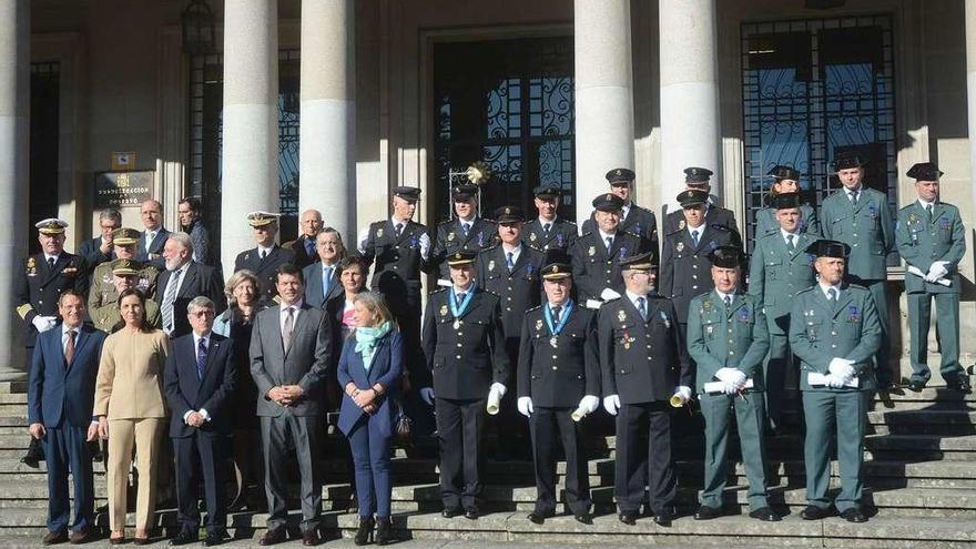 Los condecorados posaron junto a las autoridades asistentes a este acto ante las escalinatas de la Subdelegación del Gobierno. // Rafa Vázquez