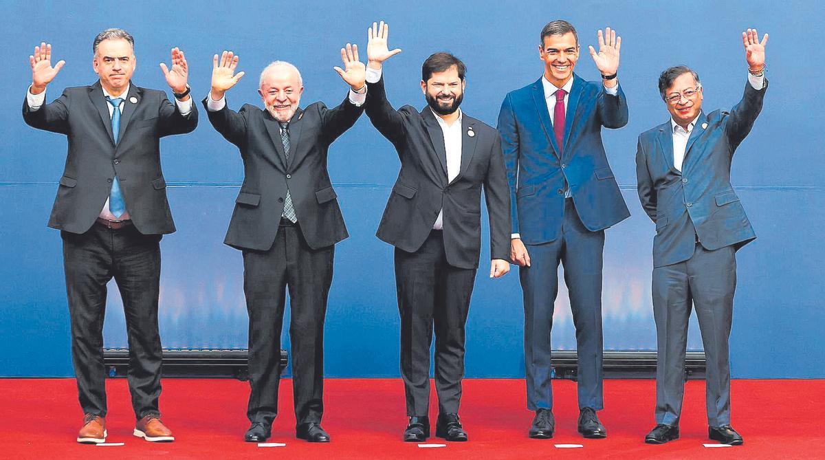 De izquierda a derecha: el presidente de Uruguay, Yamandú Orsi; el de Brasil, Luiz Inácio Lula da Silva; el de Chile, Gabriel Boric; el presidente del Gobierno de España, Pedro Sánchez, y el de Colombia, Gustavo Petro, en la Cumbre en Defensa de la Democracia que celebraron en Santiago de Chile en julio de 2025.