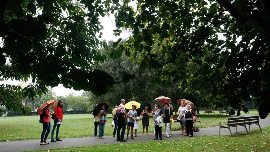 Participantes en una visita guiada al parque de Ferrera.