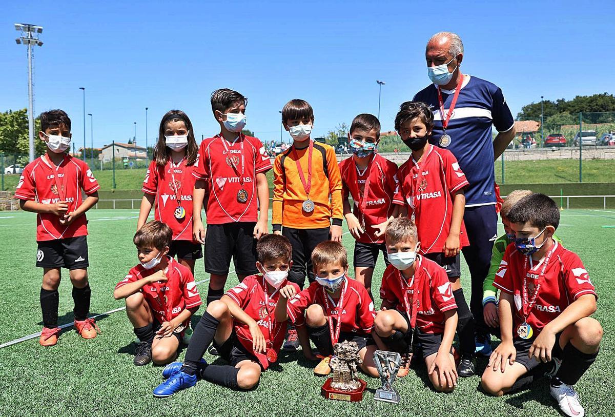 Los jugadores del Victoria, con el trofeo de campeones sub 8. |  // ALBA VILLAR