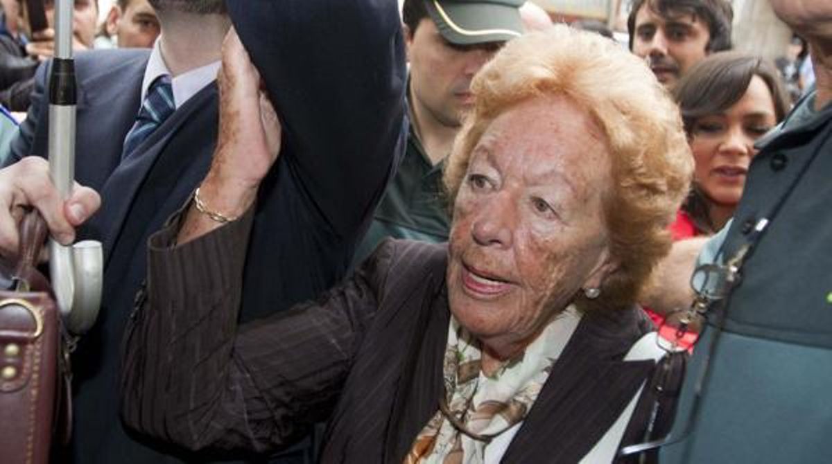 Menchu Álvarez del Valle, àvia de la princesa Letizia, va als jutjats de Cangas de Onís (Astúries) per declarar.
