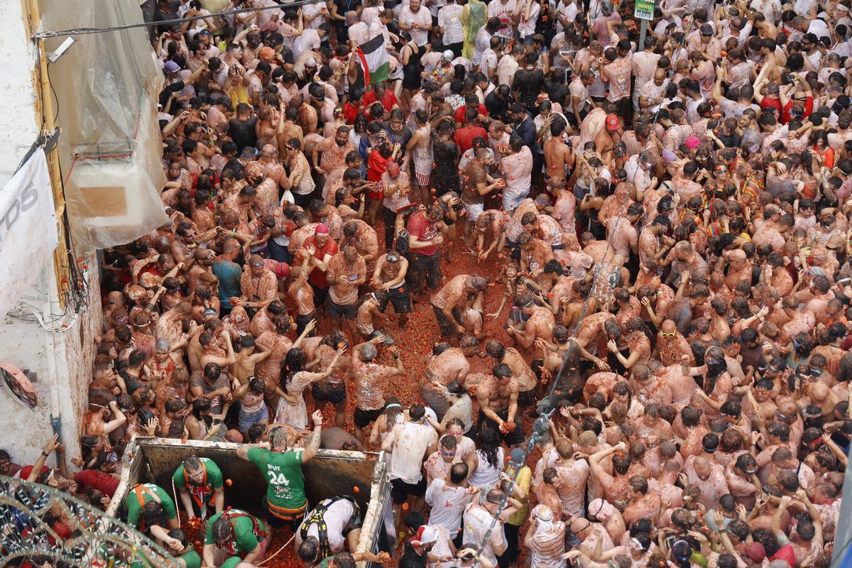 Las calles de Buñol se inundan por una marea roja