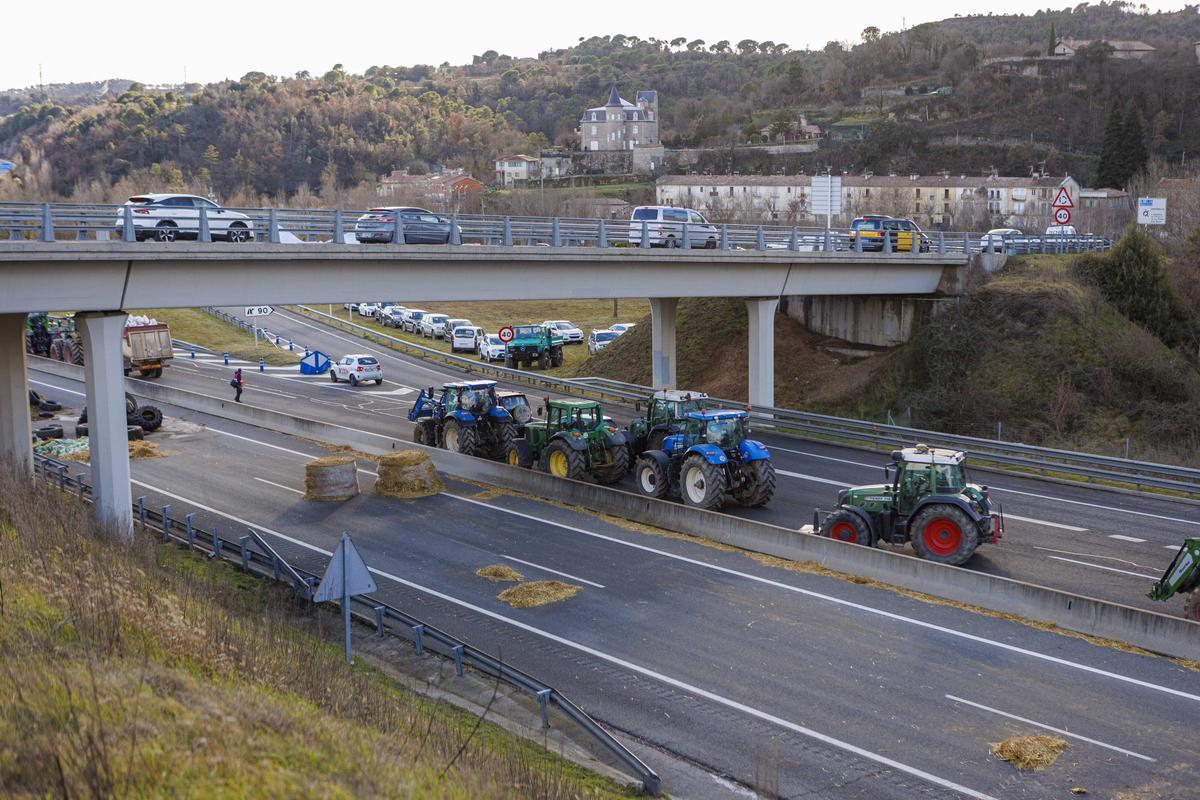 Protesta pagesa a la C-16, a Olvan