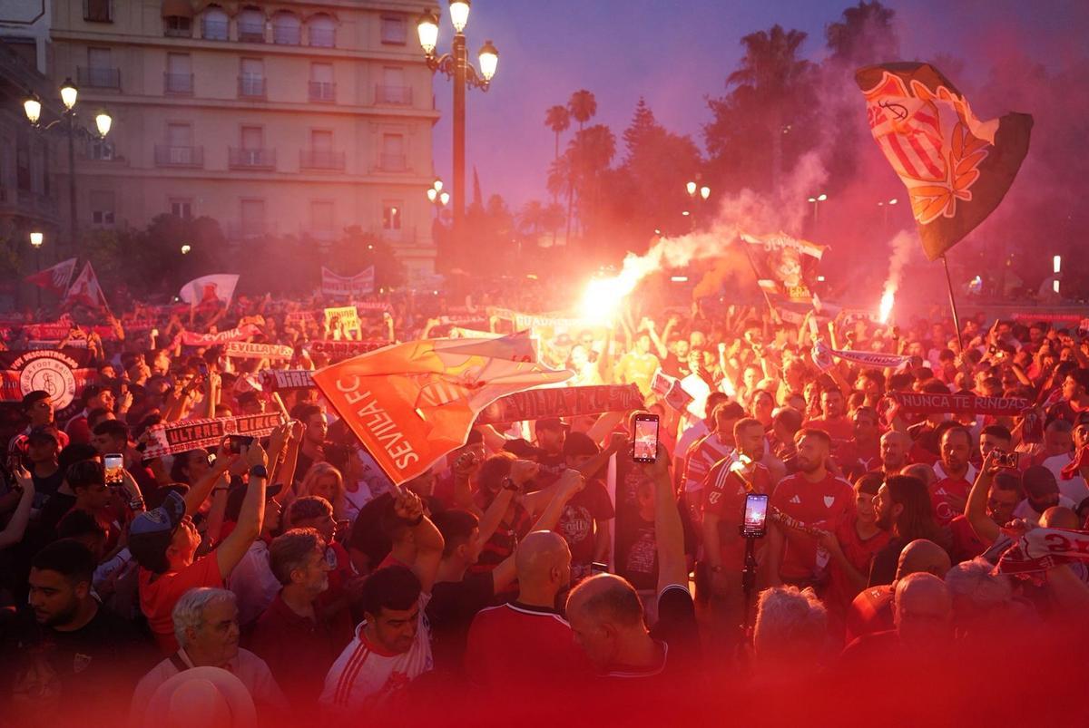 Miles de sevillistas participaron en la protesta convocada para reclamar cambios en la directiva del club. Miles de sevillistas participaron en la protesta convocada para reclamar cambios en la directiva del club.