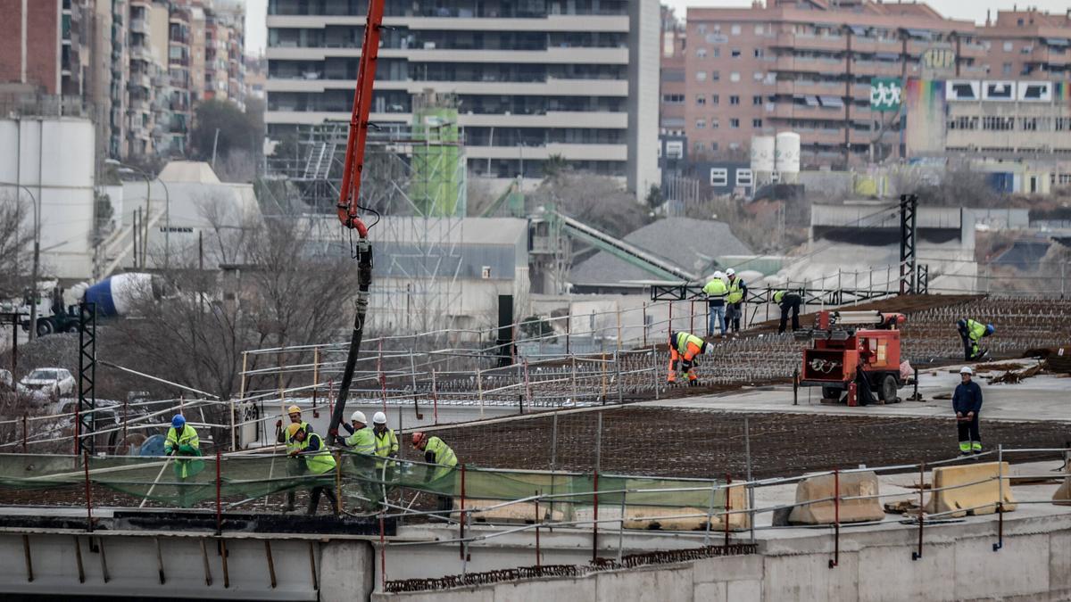 Obreros en las obras de la futura estación de AVE de La Sagrera, esta semana.