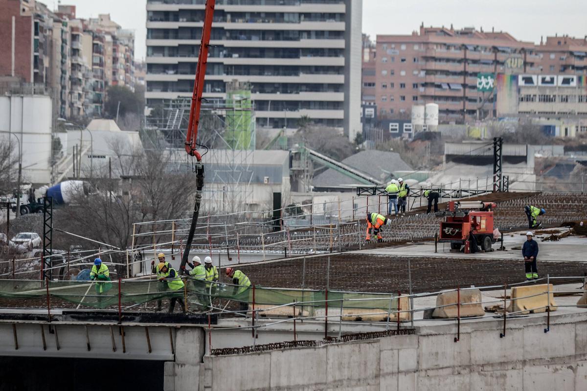 Obreros en las obras de la futura estación de AVE de La Sagrera, esta semana.