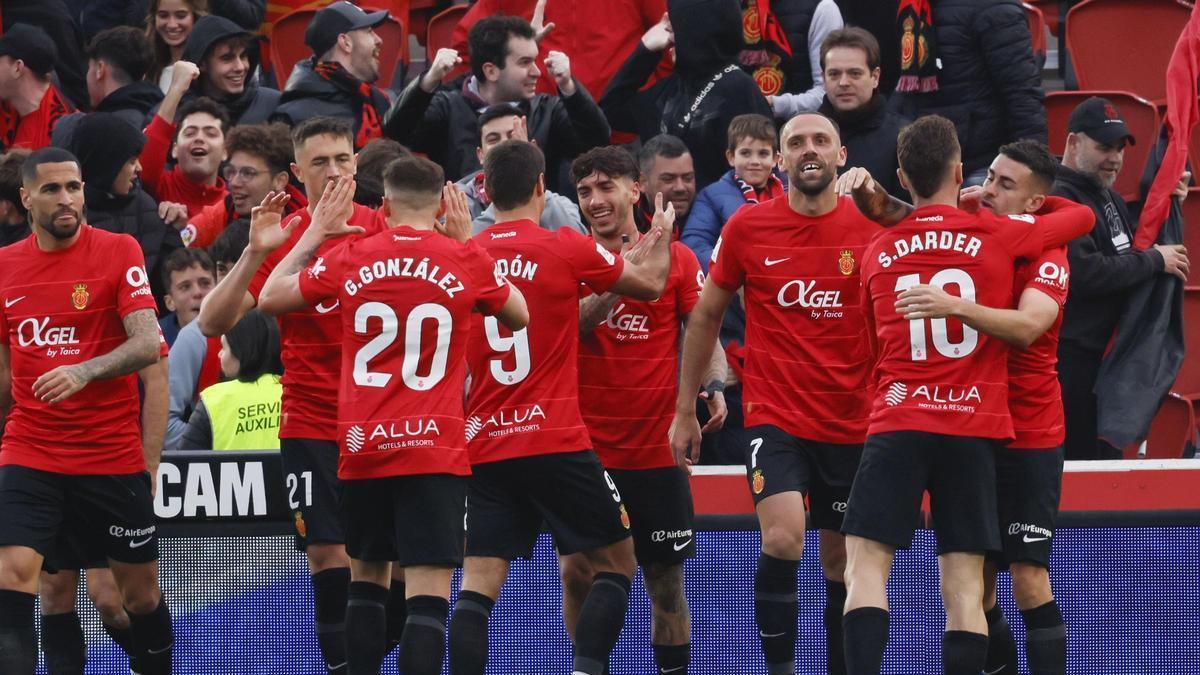 Los futbolistas del Mallorca celebran el gol de Antonio Sánchez ante el Rayo Vallecano.