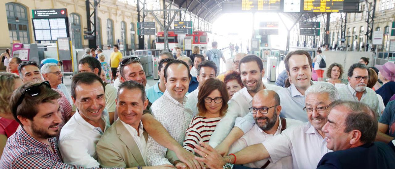 Los alcaldes y alcaldesa de los pueblos de la línea el día que el tren volvió a entrar en València.