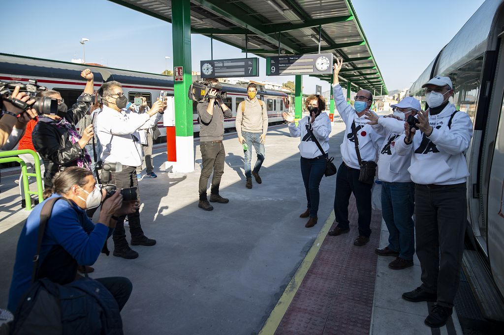 Los vecinos de las vías, celebran su primer viaje en el nuevo tren soterrado