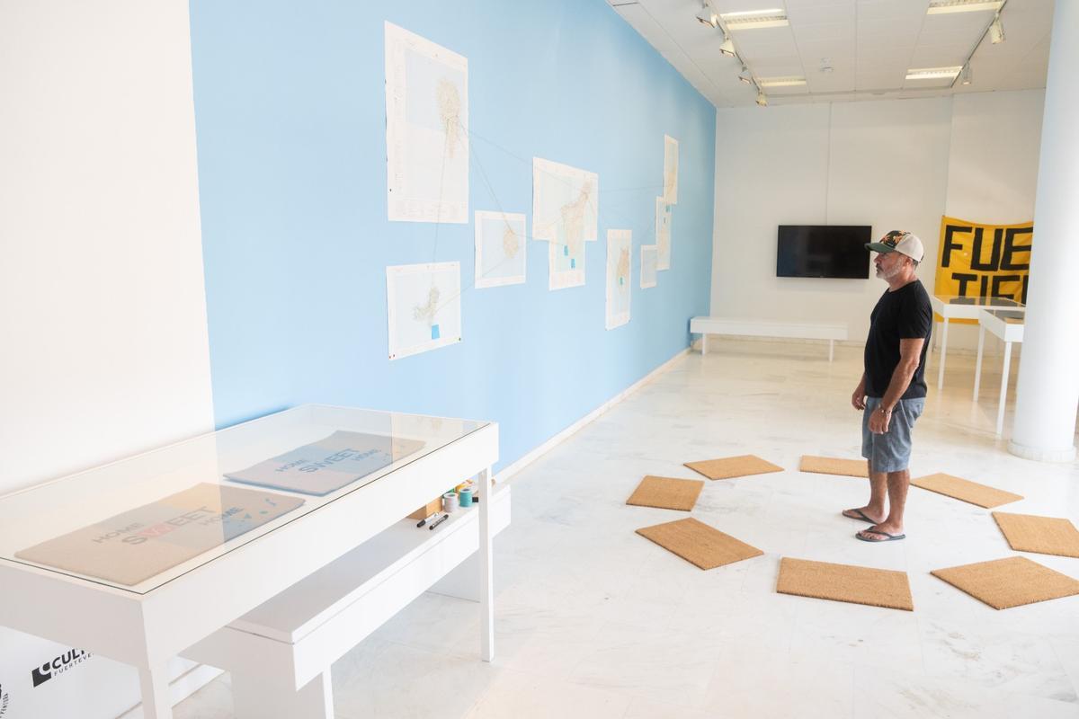 La obra Home SVvEET Home, de Alfons Simó, convierte una valla frente al Centro de Arte Juan Ismael en una crítica visual sobre la vivienda vacacional en Canarias.