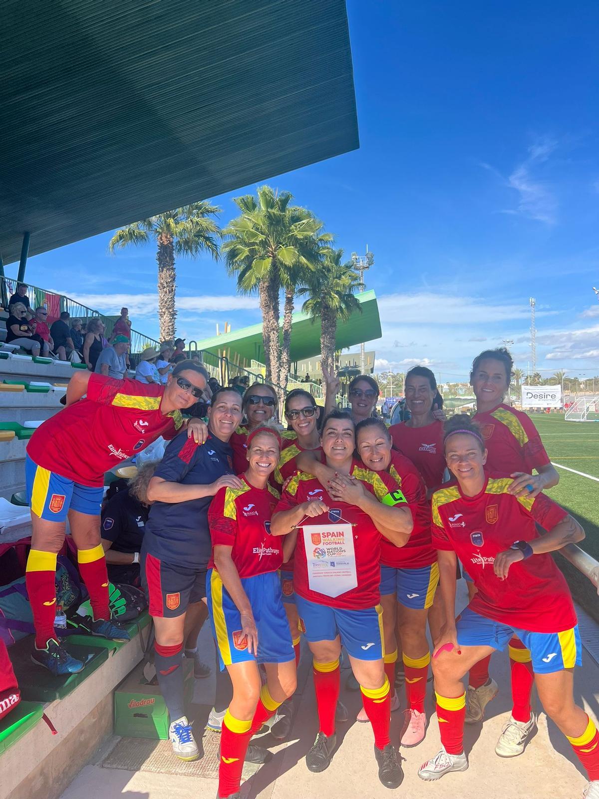 Sara Soage con sus compañeras de la selección española +40 de Walking Football.