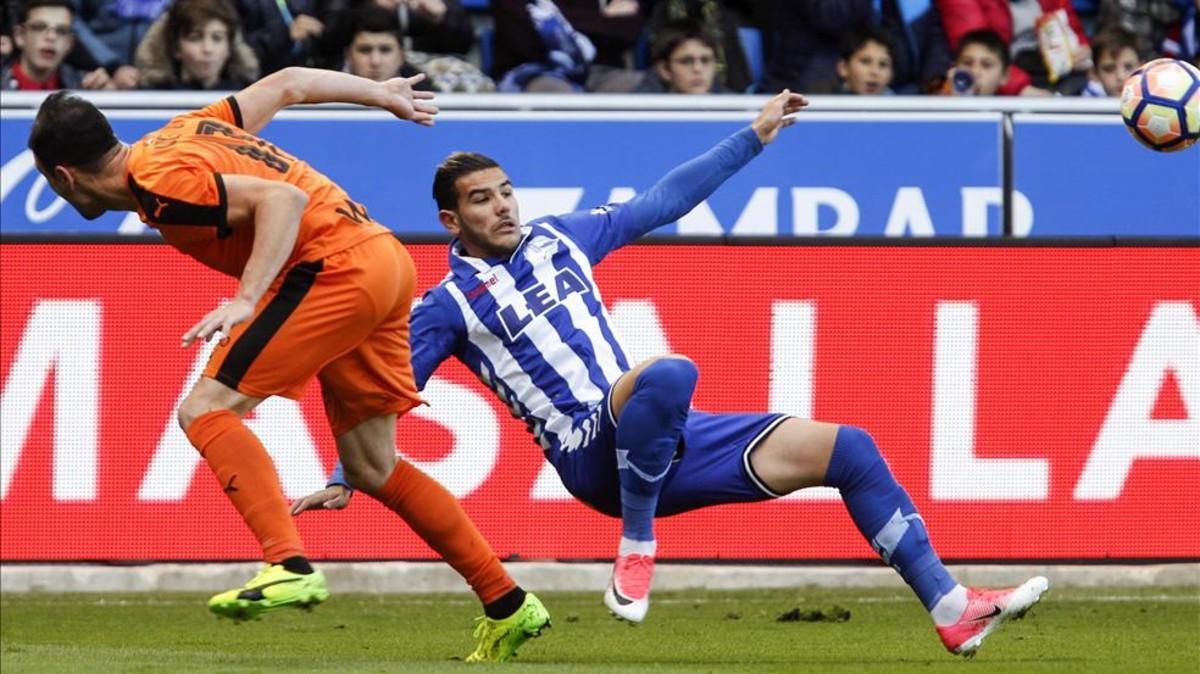 Theo Hernández está en la agenda de los dos grandes