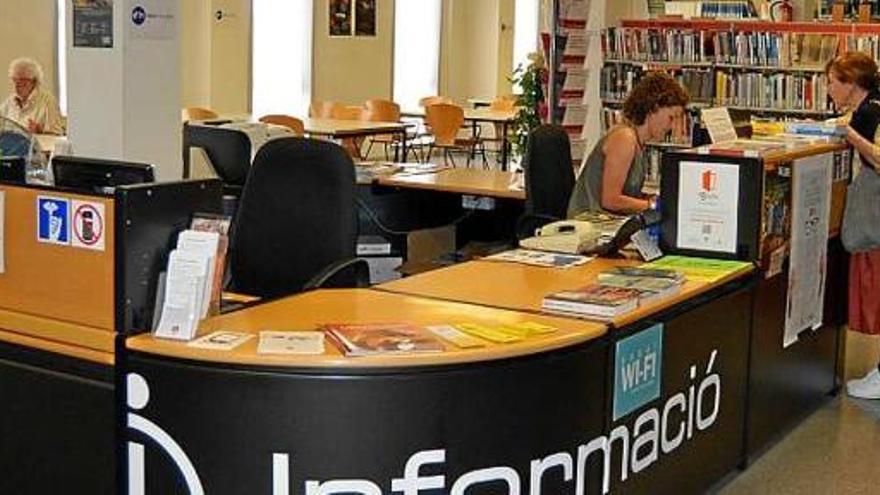 Usuaris a la biblioteca de Berga, ahir al migdia, pràcticament buida