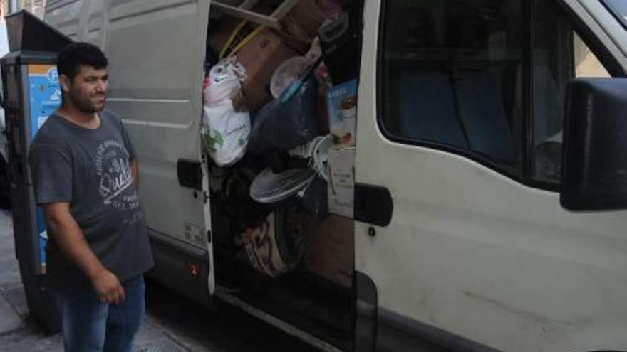 Una família amb quatre fills dorm a la furgoneta després de ser desnonada