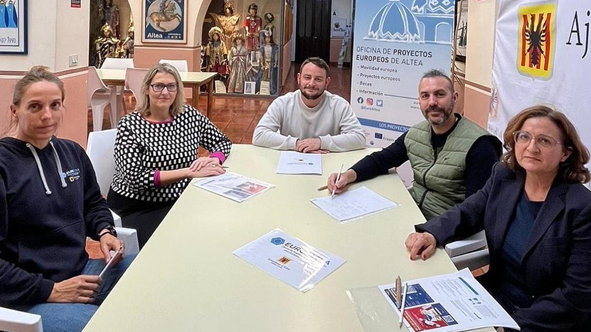 El concejal German Manjon, en el centro, junto a los profesores que asistirán al encuentro europeo de Chipre.