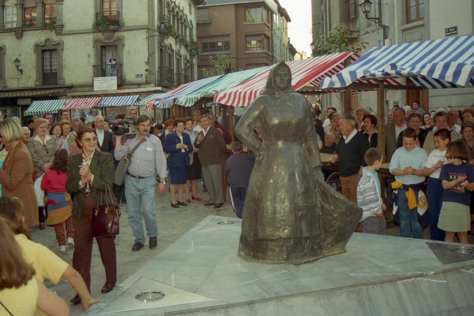 Bodas de plata de "La Muyerina" de Grado: historia en imágenes de la popular escultura