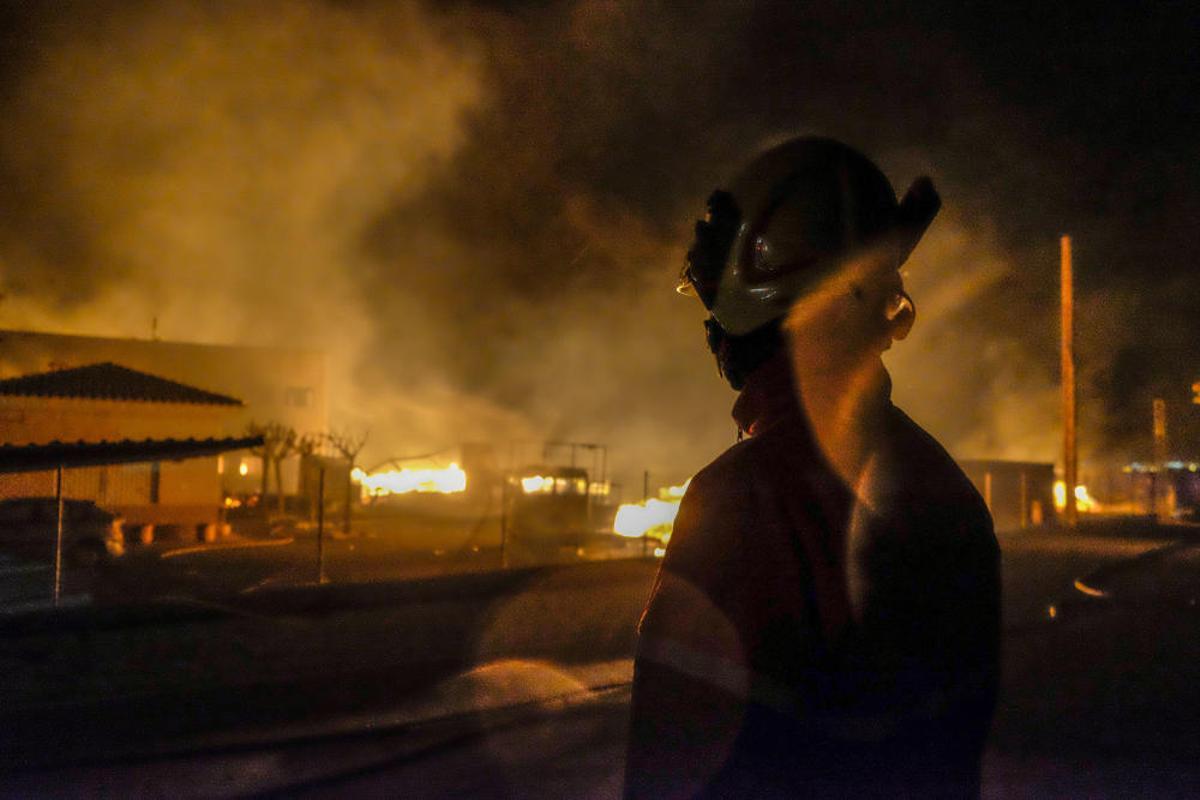 Un espectacular incendio calcina una fábrica de palets en La Marina.